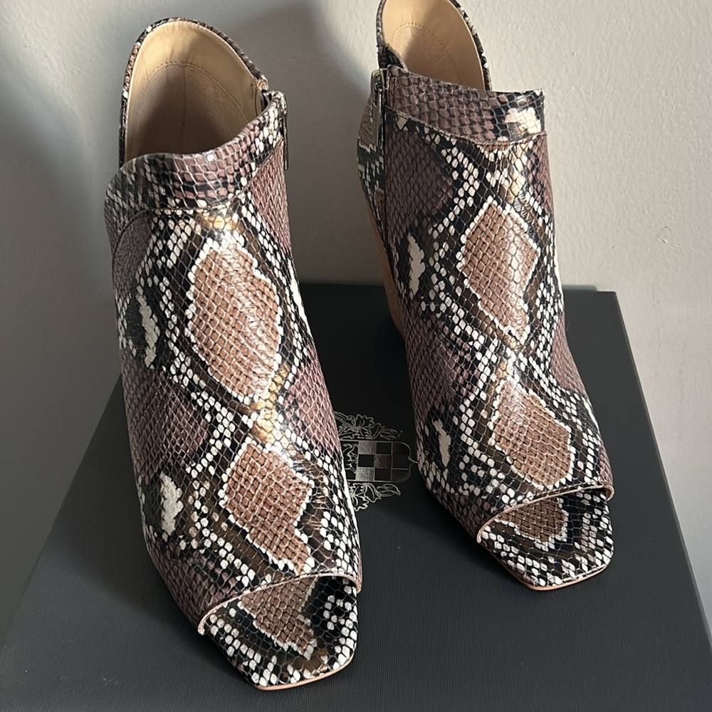 New Vince Camuto Fedrilla Snake Print Embossed Block Heel Peep Toe Bootie - Picture 15 of 15